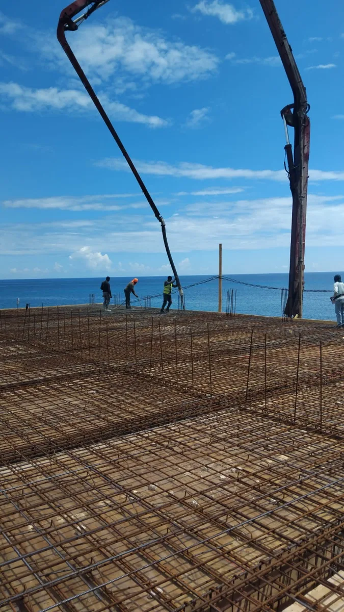 Large oceanfront concrete slab pour, Jamaica